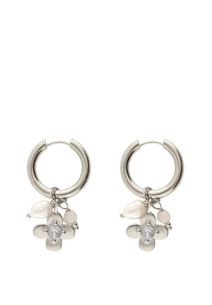 Silberne Creolen-Ohrringe mit hängendem Blumenanhänger, klarem Edelstein in der Mitte und zwei kleinen weißen Perlen an jedem Ohrring.