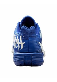 Scarpa sportiva blu con tomaia in tessuto testurizzato, logo bianco in evidenza e suola in gomma. La vista posteriore mostra un colletto imbottito e dettagli sul tallone.