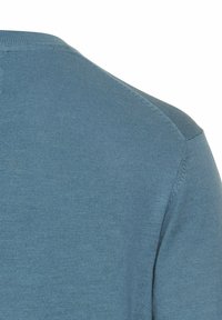 Blå strikket sweater med rund halsudskæring, ribbet tekstur og sømløs skulderdesign. Stoffet ser blødt og let ud.