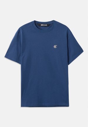 Sötétkék pamut póló kerek nyakkal, rövid ujjú, bal oldalon egy kis ovális logóval. Sima textúra, laza szabás.