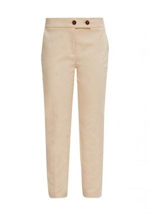 Beige skræddersyede damesbukser med frontplisseringer, tilspidsede ben, en bred linning og to brune knapper øverst i midten.