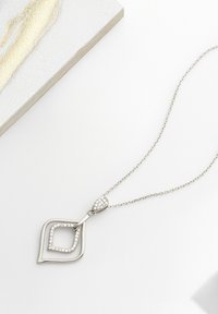 Silverfärgad halskedja med en lagerpende med bladform och en glänsande yta, prydd med små kristaller, hängande från en delikat kedja.