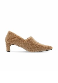 Beige hoge hak met een gestructureerd, fuzzy bovenmateriaal, spitse neus en een korte, vierkante hak, voorzien van een zwarte zool.