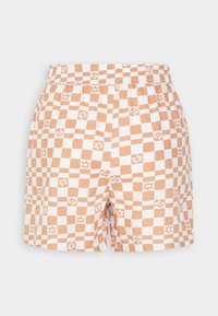 Short blanc avec ceinture élastique présentant un motif à carreaux pêche et de petits accents floraux sur l'ensemble du tissu.