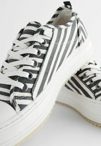 Next FOREVER COMFORT CHUNKY BASEBALL REGULAR FIT - Tossud - white black stripe