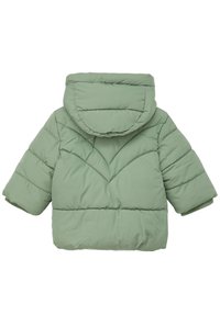 Polstret jakke i blød grøn, med hætte, korte ærmer, chevron-syningsmønstre og tyk quilted tekstur til isolering.
