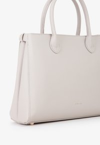 Borsa a mano strutturata grigia chiara realizzata in materiale sintetico testurizzato, con due manici rotondi e piedini protettivi dorati alla base.