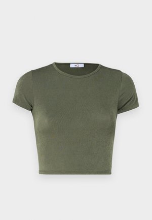 Top scurt de culoare verde măslin, cu mânecă scurtă și decolteu rotund, realizat dintr-un material texturat, având un design ajustat și cusături minimale.