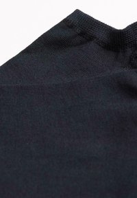 Schwarzer gestrickter Stoff mit glatter Textur. Der Halsausschnitt hat eine gerippte Kante und zeigt eine Nahaufnahme der Webart des Materials.