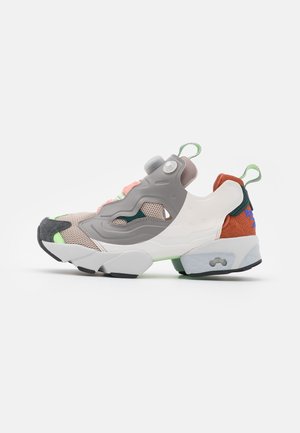 Bunte Sneakers mit einem Mesh-Obermaterial, das graue und orange Akzente sowie grüne Details aufweist, und einem einzigartigen Zwischensohlen-Design für Dämpfung.