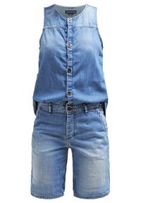 Denim overal bez rukávů, světle modré praní, zapínání na přední knoflíky a šortky. Obsahuje dvě boční kapsy a hladkou texturu.
