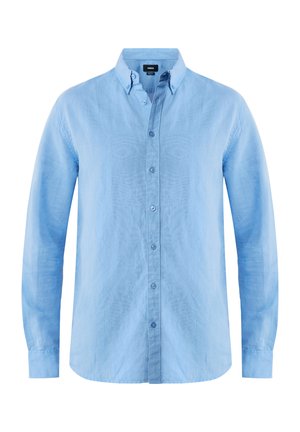 Camisa de botones azul claro hecha de una tela suave y texturizada. Presenta un cuello clásico y mangas largas con puños abotonados y placket frontal.
