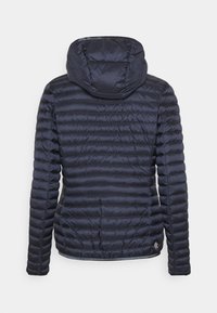 Granatowa kurtka puchowa z kapturem, z pikowanymi wzorami, elastycznymi mankietami i detalem logo przy dolnym brzegu. Gładka, błyszcząca tekstura.