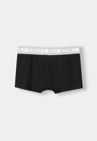 Črne boksarske hlače iz mehke tkanine z belim elastičnim pasom, na katerem je logo "BERSHKA". Preprost dizajn brez dodatnih podrobnosti.
