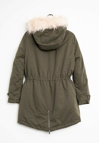 Parka vert olive avec un col en fausse fourrure, taille à cordon, manches longues et détails de poches zippées à l'ourlet. Tissu texturé.