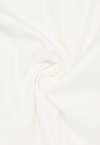 Witte stof met een gladde textuur, die een subtiele glans vertoont en een zachte val heeft, waarbij zachte plooien en rondingen worden gevormd.