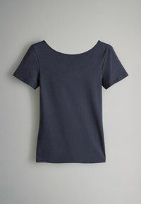 Marineblaues Kurzarm-T-Shirt aus weicher Baumwolle, mit weitem Rundhalsausschnitt und taillierter Form, glatter Textur und schlichtem Design.