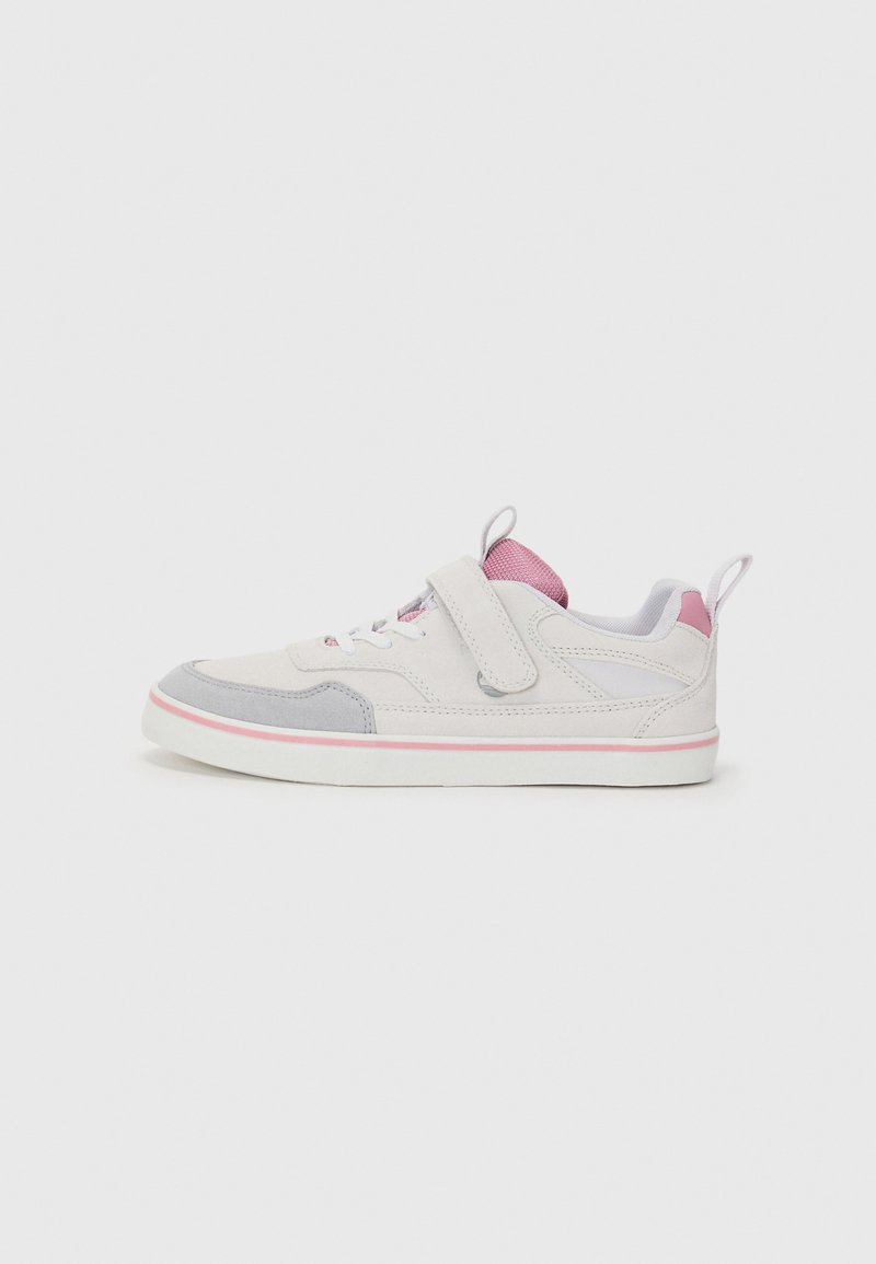 Sko med lys grå suede overdel, rosa detaljer, snøring og borrelås-lukking, samt hvit gummisåle med rosa stripe.
