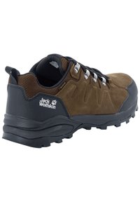 Scarpa da escursionismo marrone in suede e gomma nera con suola testurizzata, occhielli argentati e logo prominente sul tallone.