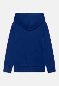 Felpa blu con tasca a canguro e cappuccio con cordino, dotata di polsini e orlo a coste, realizzata in un morbido tessuto testurizzato.