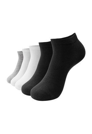 Viisi paria nilkkasukkia harmaana, valkoisena ja mustana, aseteltuna riviin, edessä suurin musta pari.