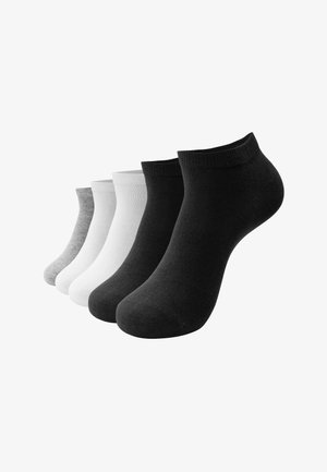 Viisi paria nilkkasukkia harmaana, valkoisena ja mustana, aseteltuna riviin, edessä suurin musta pari.