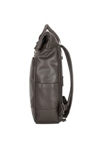 Zaino in pelle grigio scuro con parte superiore arrotondata, finitura testurizzata, tasca laterale e spallacci regolabili. Dettagli della zip e delle cuciture sono visibili.