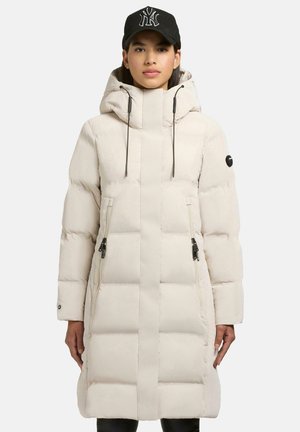 Leren pufferjas in licht beige met een capuchon, verticale stiksels, twee ritszakken aan de zijkant en zwarte trekkoorden. Bevat een rond logo op de mouw.
