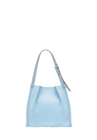 Borsa a tracolla in pelle di un blu chiaro, con finitura testurizzata, forma arrotondata e una tracolla singola regolabile. Presenta dettagli cuciti e cuciture sottili.
