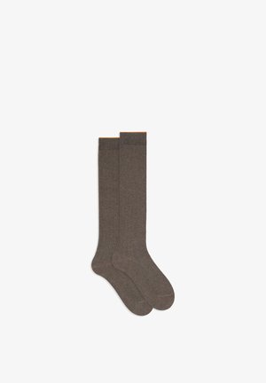 Braune kniehohe Socken mit Rippstruktur, einer strukturierten Oberfläche und einem kontrastierenden orangefarbenen Akzent am Bund. Weiches Material mit einer engen Passform.