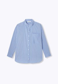Chemise à manches longues bleu clair avec des fines rayures verticales blanches et marine et une poche poitrine à rayures horizontales.