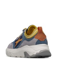 Sneaker atletica con tomaia in suede blu, grigio e giallo, intersuola bianca e suola in gomma. Presenta un logo arancione sul tallone.