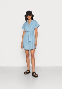 Vero Moda VMTARA SHORT - Kreklkleita - light blue denim