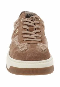 Braune Wildledersneaker mit weichen, flauschigen Textilakzenten, beigen Schnürsenkeln und einer weißen Gummisohle mit einem strukturierten Grip-Muster.
