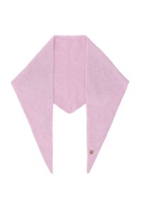 Roze wollen sjaal met een driehoekige vorm, gekenmerkt door een zachte textuur en een kleine metalen accent. De randafwerking is soepel en netjes.