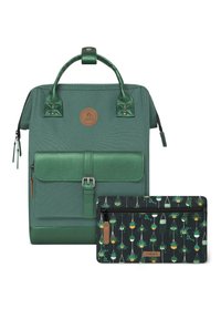 Sac à dos rectangulaire vert avec poignées en cuir et poche avant, accompagné d'une pochette noire zippée ornée de motifs de plantes suspendues.