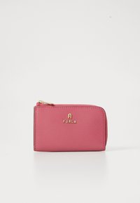 Furla novčanik od teksturirane ružičaste kože s zlatnim zatvaračem i logotipom. Kompaktni dizajn s zaobljenim rubovima i kontrastnim crnim obrubom.