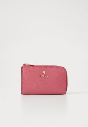 Portafoglio Furla in pelle rosa texturizzata con cerniera dorata e logo. Design compatto con bordi arrotondati e rifiniture nere a contrasto.