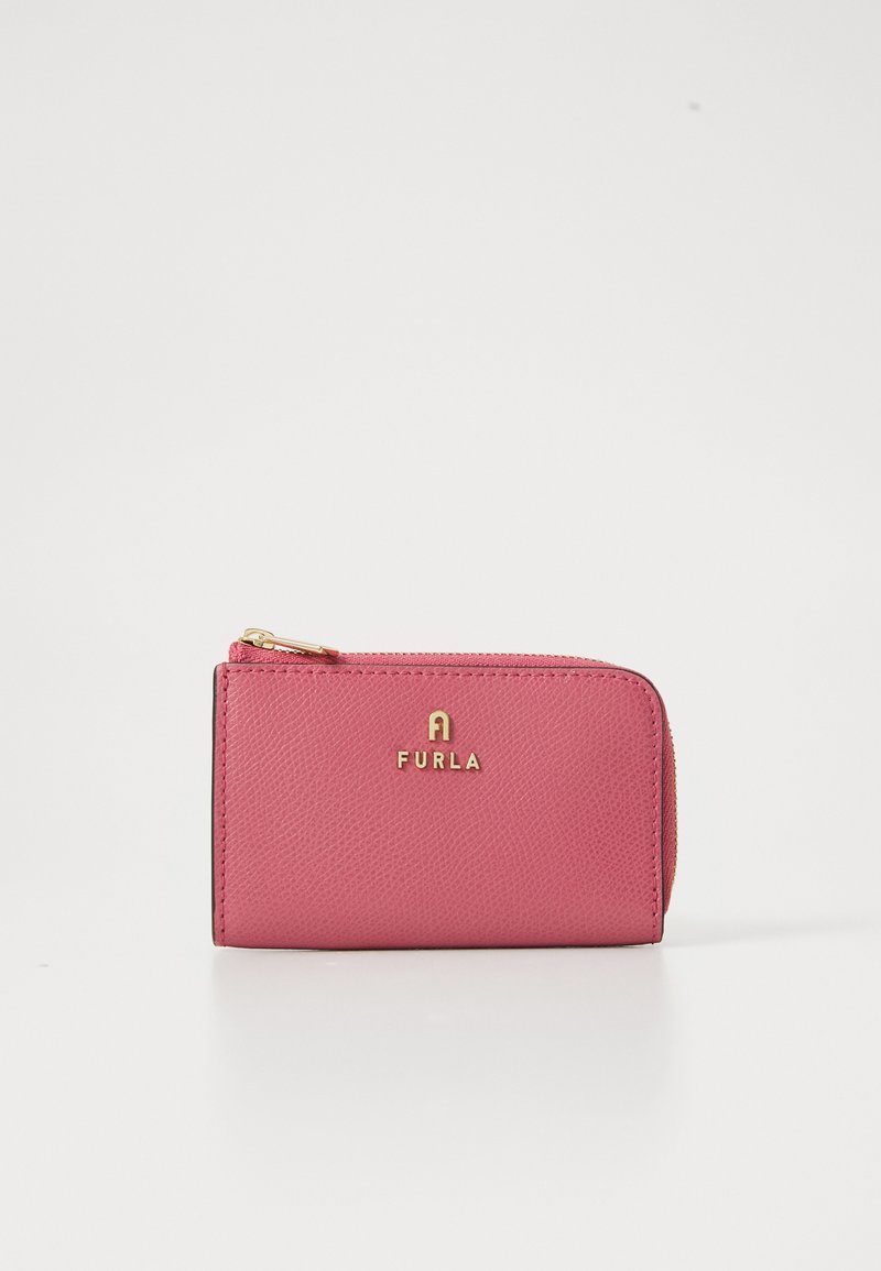 Furla novčanik od teksturirane ružičaste kože s zlatnim zatvaračem i logotipom. Kompaktni dizajn s zaobljenim rubovima i kontrastnim crnim obrubom.