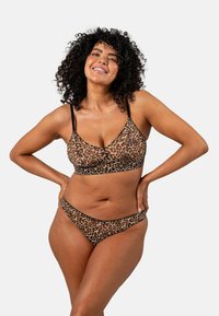 Leopardprint bralette en bikini set in bruintinten, met dunne zwarte banden en een zachte textuur, ontworpen voor een comfortabele pasvorm.