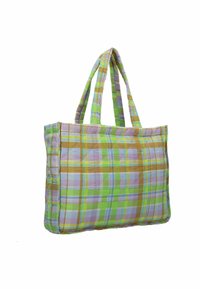Borsa tote trapuntata in un motivo a quadri verde e viola, caratterizzata da manici doppi e forma rettangolare, realizzata in tessuto morbido.