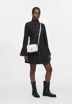 Karl Lagerfeld Jeans, KARL LAGERFELD JEANS CROSSBODY K LOGO CAMERA - Taška cez plece - off white