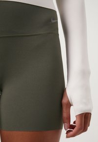Nike Performance ZENVY SHORT - Leggings - cargo khaki/black
