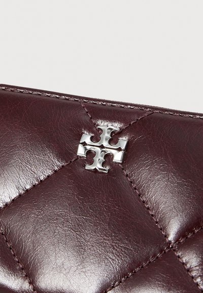 Burgundska kožna novčanica s kvadratnim uzorkom i srebrnim logom. Ima elegantan dizajn i vidljive detalje šivanja.