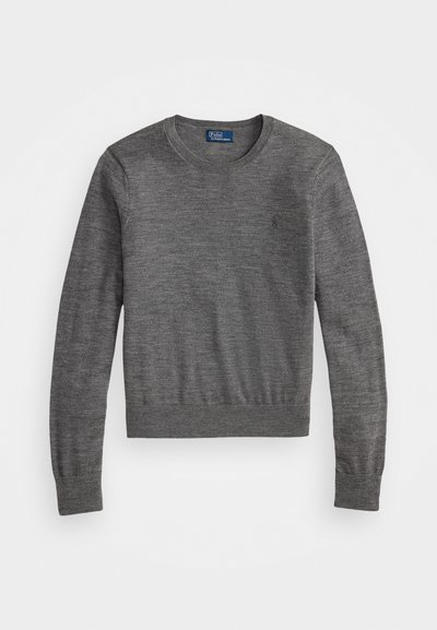 Grå strikkegenser med rund hals og lange ermer. Har en subtil logo på venstre bryst og ribbede mansjetter og hem.