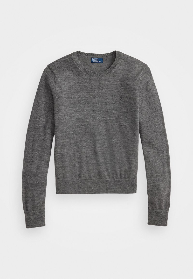 Grå strikket sweater med rund hals og lange ærmer. Har et diskret logo på venstre bryst samt ribkant nederst og ved ærmerne.