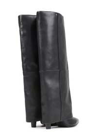 Stivali neri al ginocchio in pelle con una texture liscia, punta arrotondata, tacco basso a blocco e dettaglio di cuciture minimali sul lato.