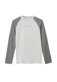 Langärmeliges Shirt mit weißem Körper und heathergrauen Raglanärmeln. Es hat einen runden Halsausschnitt und einen Frontdruck "SLVR STUDIOS | DEPARTMENT."