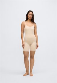 Kailas bodijs ar plānām siksnām, pieguļošs dizains, līdz vidus augšstilbam, bezšuvju tekstūra un viegls spīdums, piemērots kā apakšslānis zem apģērba.