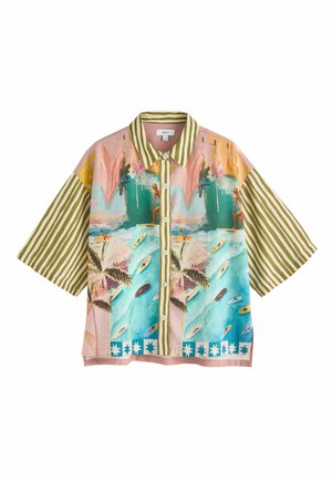 Chemise à manches courtes boutonnée avec manches et col rayés verts, présentant une scène de plage colorée avec des palmiers, des surfeurs et des vagues de l'océan.